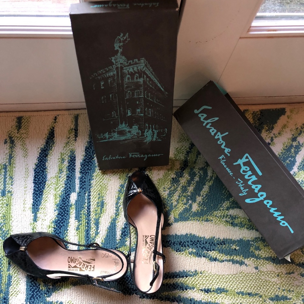 Salvatore Ferragamo classic black sandal
